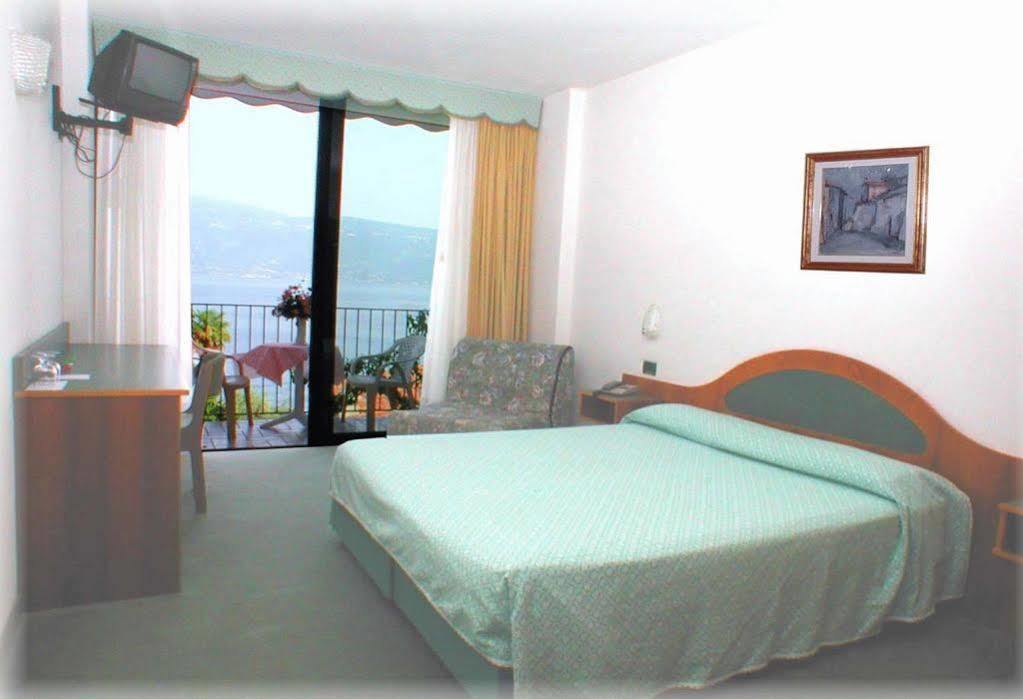 Hotel Lido Gargnano Buitenkant foto